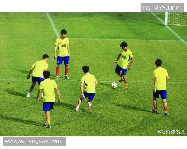 广州足球明星在绿茵场上激情奔跑展现风采带动城市足球热潮