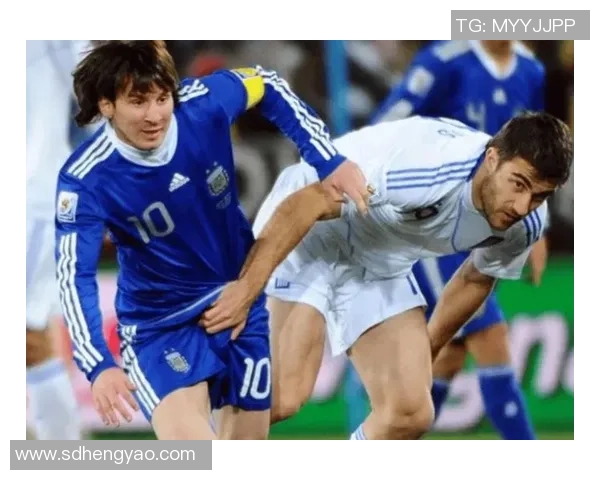 球星在激烈足球比赛中因一次意外动作捡到黄牌引发全场热议