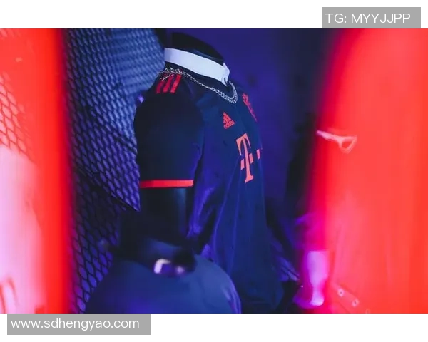 足球场上的时尚风潮：球星穿卫衣搭配球衣展现个性与潮流