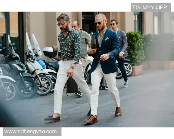 足球球星常服时尚穿搭解析彰显运动员场下独特魅力与个性魅力