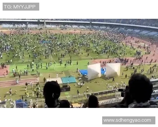 足球球星版失礼行为大揭秘：从场上到场下的争议瞬间