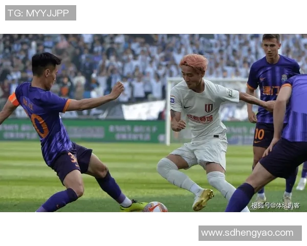 足球球星赛场激烈言辞频频飚脏话引发争议与讨论